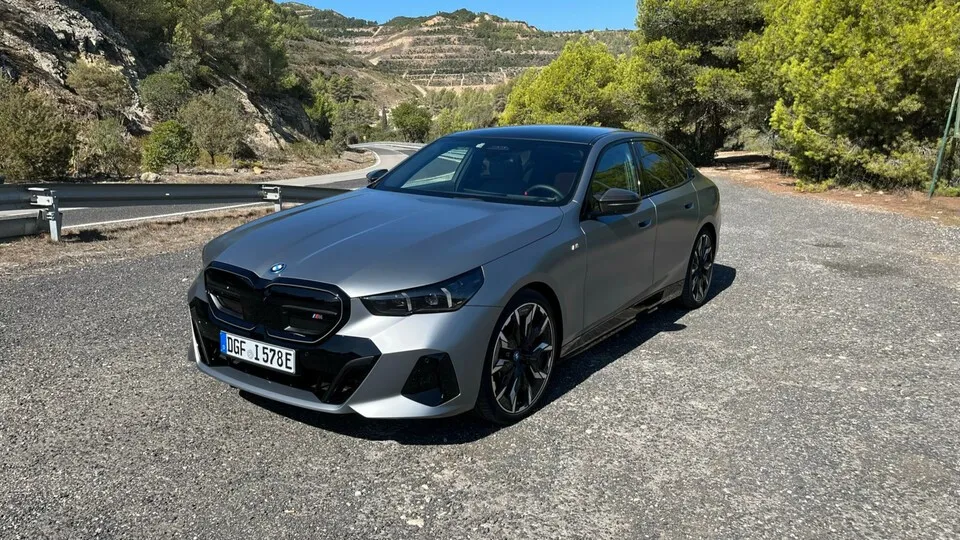 BMW bringt den neuen 5er auf die Straße. Prominent dabei: Die erste vollelektrische Variante namens i5.