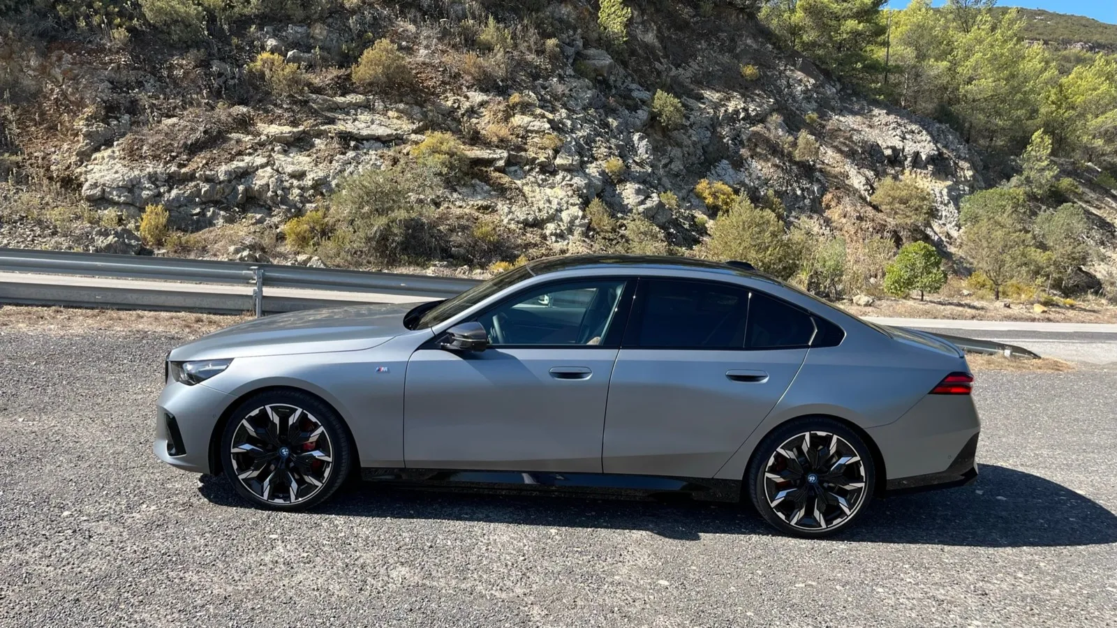Optisch bleibt sich der neue 5er treu, legt in den Dimensionen jedoch zu. Der BMW 5er ist etwa zehn Zentimeter länger (5,06m) und knapp vier Zentimeter höher als die Vorgängergeneration.