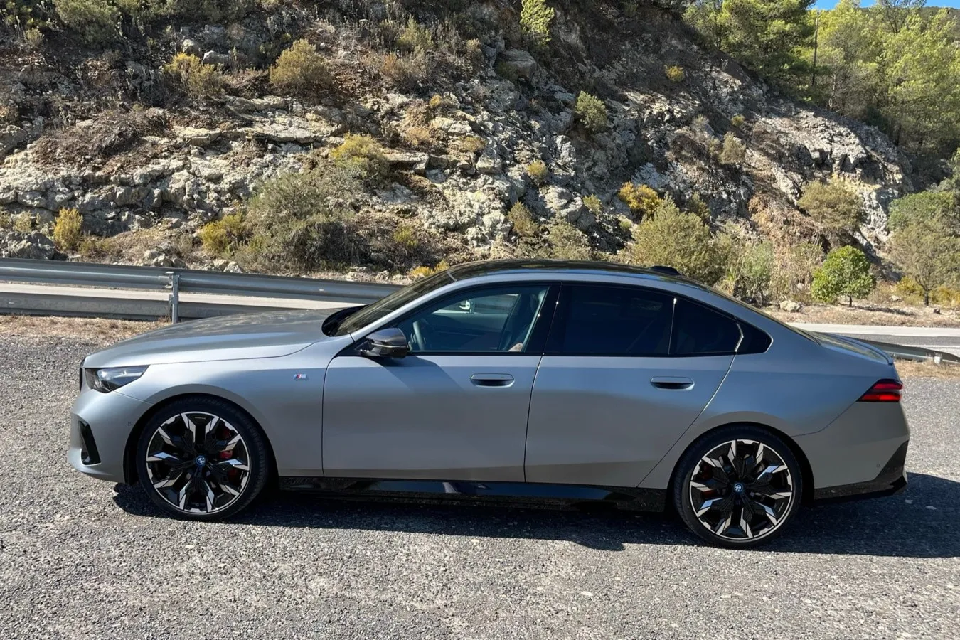 Optisch bleibt sich der neue 5er treu, legt in den Dimensionen jedoch zu. Der BMW 5er ist etwa zehn Zentimeter länger (5,06m) und knapp vier Zentimeter höher als die Vorgängergeneration.