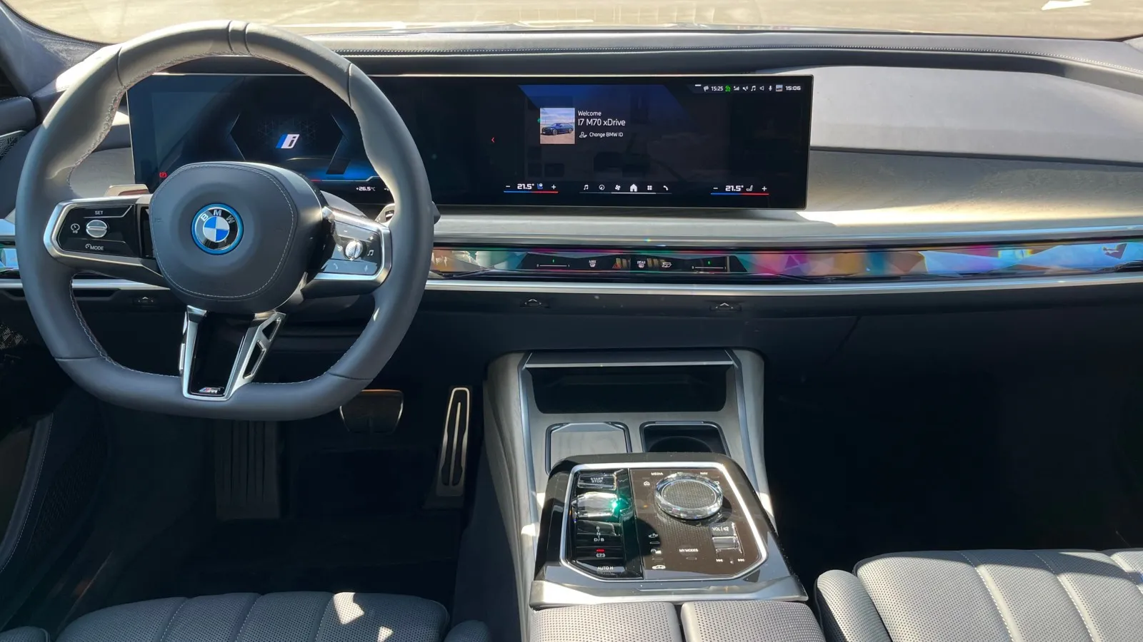 Das sogenannte Curved Display dominiert im neuen 7er BMW das Cockpit. Es umfasst ein 12,3-Zoll-Display für Digitalinstrumente und einen 14,9-Zoll Touchscreen.