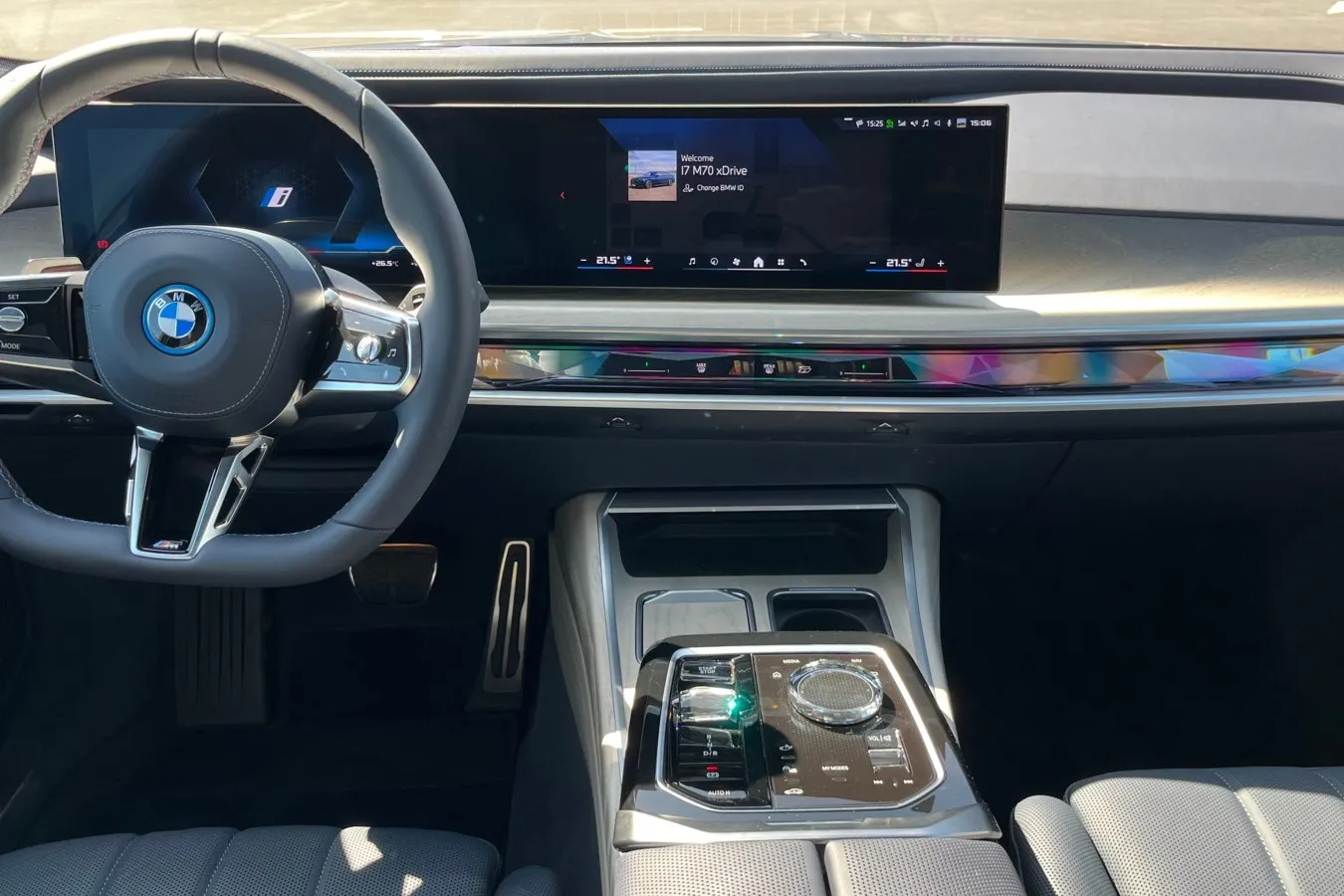 Das sogenannte Curved Display dominiert im neuen 7er BMW das Cockpit. Es umfasst ein 12,3-Zoll-Display für Digitalinstrumente und einen 14,9-Zoll Touchscreen.