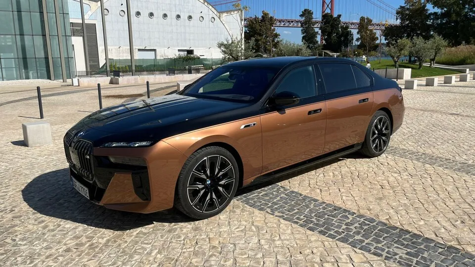 BMWs neue 7er zeigen sich opulent. Neu dabei in dreifacher Ausführung: der i7. Er ist die erste vollelektrische Variante der Luxuslimousine.