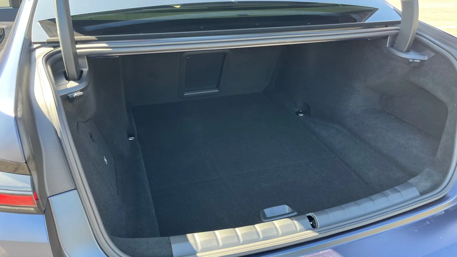 Wie der i5 hat auch der i7 im Vergleich zu den konventionell angetriebenen Modellen der Reihe weniger Stauraum. Insgesamt umfasst er 500 Liter.