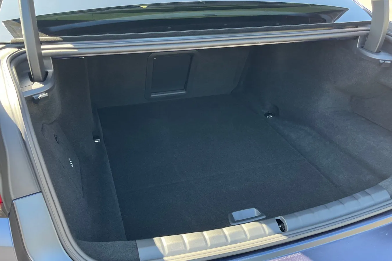 Wie der i5 hat auch der i7 im Vergleich zu den konventionell angetriebenen Modellen der Reihe weniger Stauraum. Insgesamt umfasst er 500 Liter.
