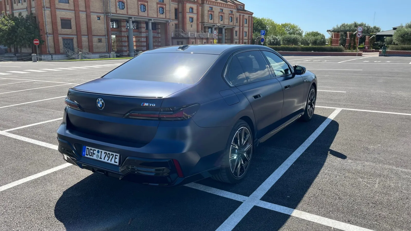 Am Heck des 7er stechen L-förmige Heckleuchten und ein großes BMW-Logo besonders hervor.