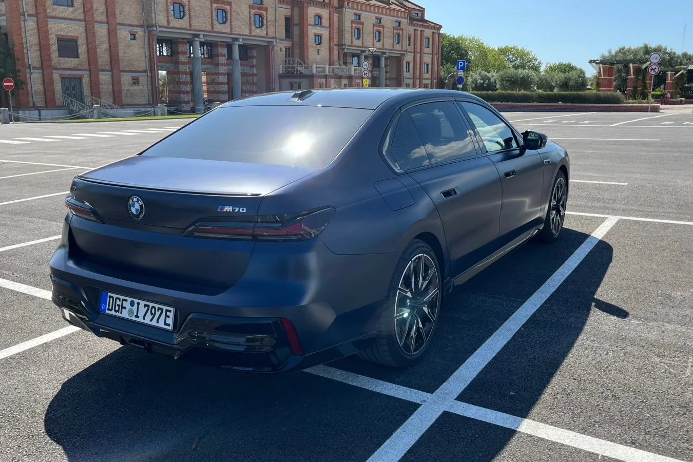 Am Heck des 7er stechen L-förmige Heckleuchten und ein großes BMW-Logo besonders hervor.