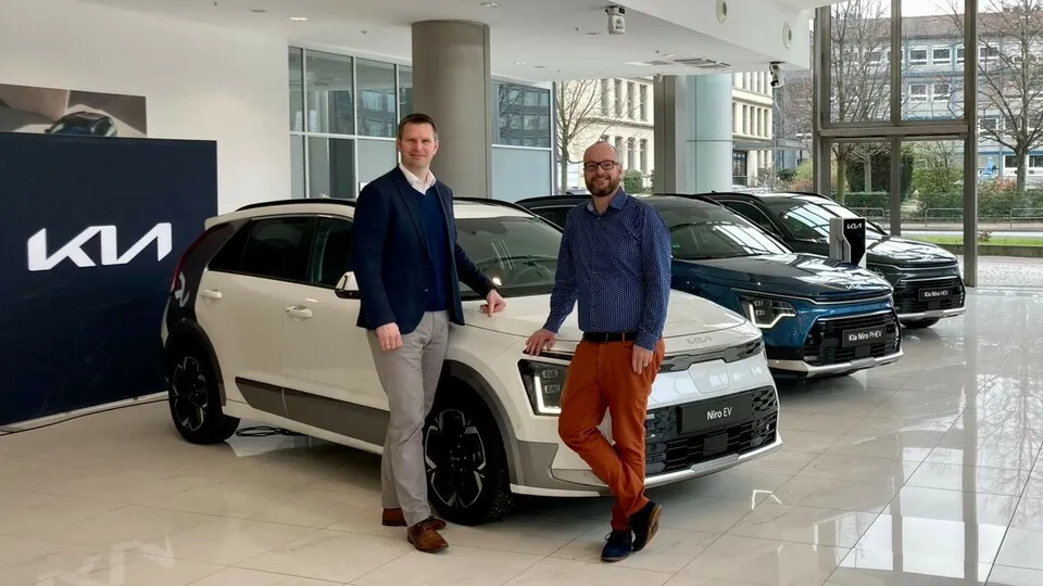 Jan Böckmann, General Manager Fleet & Remarketing bei Kia in Deutschland (l.), im Gespräch mit bfp-Chefredakteur Christian Frederik Merten.