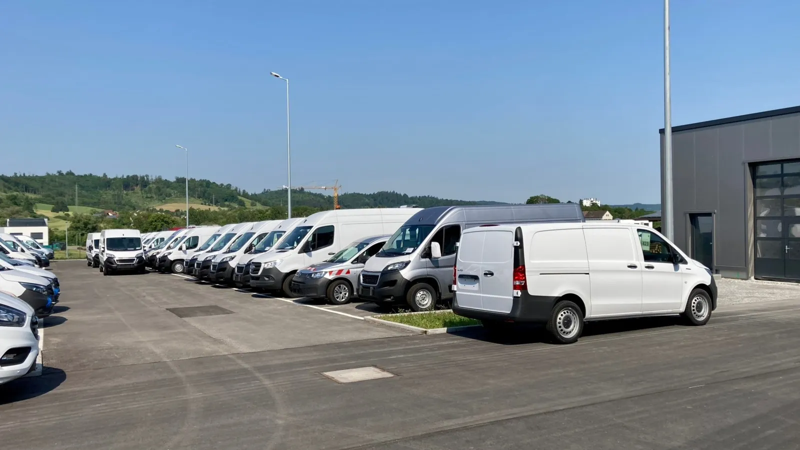 Auf dem Außengelände finden bis zu 300 Kundenfahrzeuge Platz.