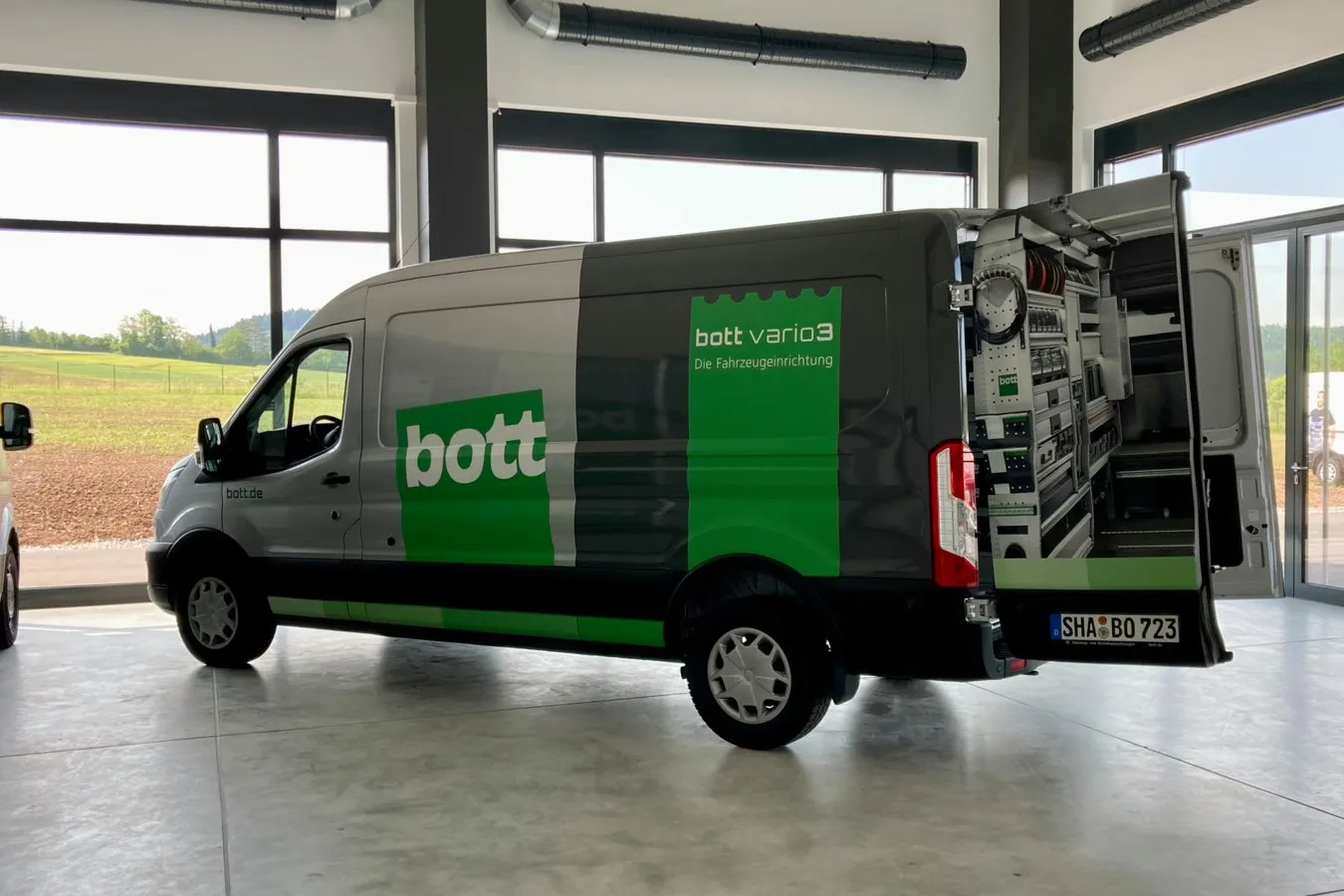 Ausgebauter Transporter im Showroom des neuen Bott-Kundencenters.