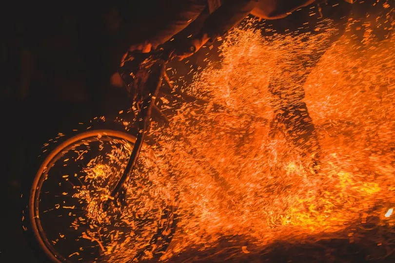 Der Brand eines E-Bike-Akkus kam einen Bürger teuer zu stehen.