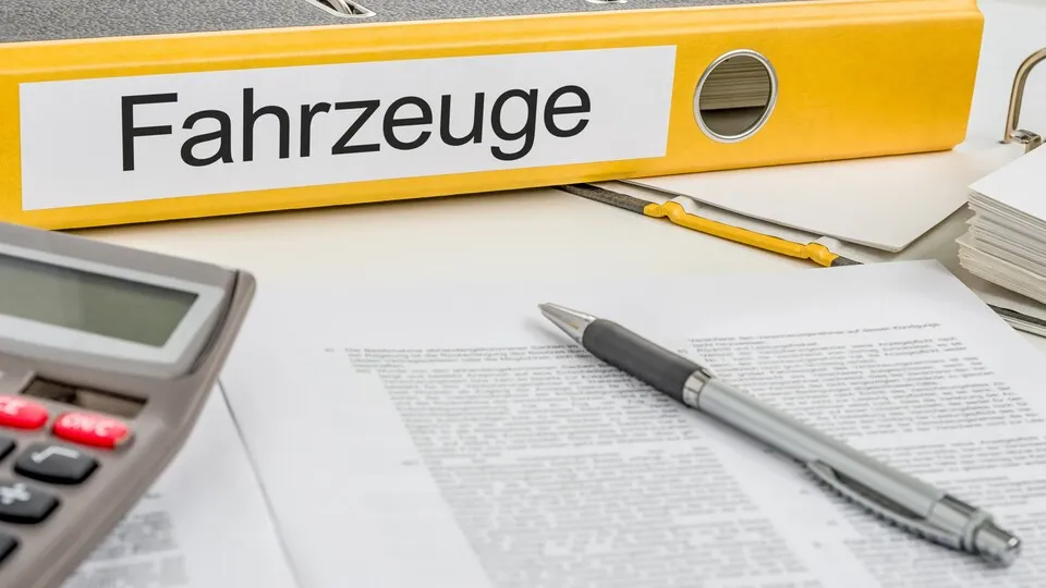 Die Beschaffungsform eines Fahrzeugs beeinflusst, wie es in Bilanz, Buchführung und Gewinn- und Verlustrechnung behandelt wird.