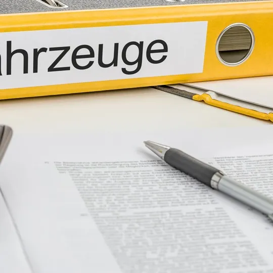 Die Beschaffungsform eines Fahrzeugs beeinflusst, wie es in Bilanz, Buchführung und Gewinn- und Verlustrechnung behandelt wird.