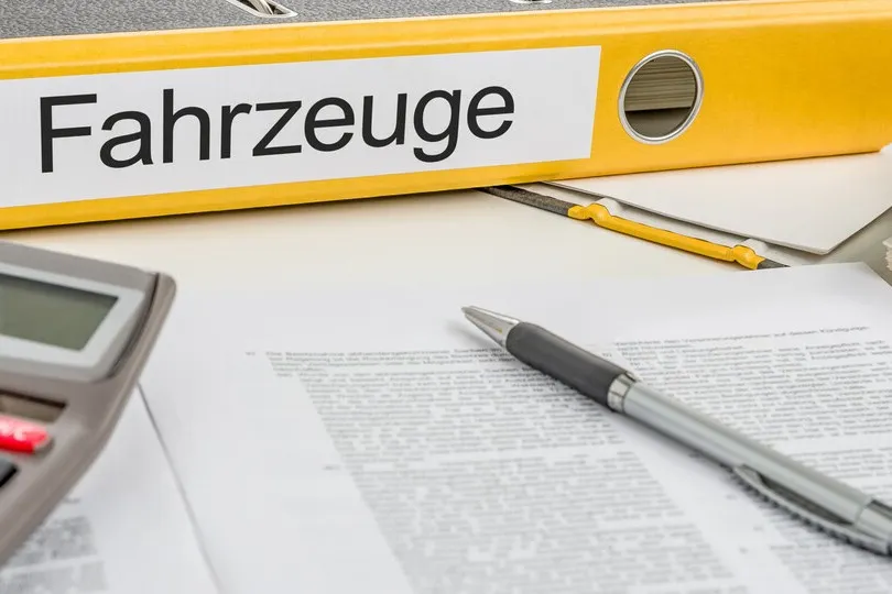 Die Beschaffungsform eines Fahrzeugs beeinflusst, wie es in Bilanz, Buchführung und Gewinn- und Verlustrechnung behandelt wird.
