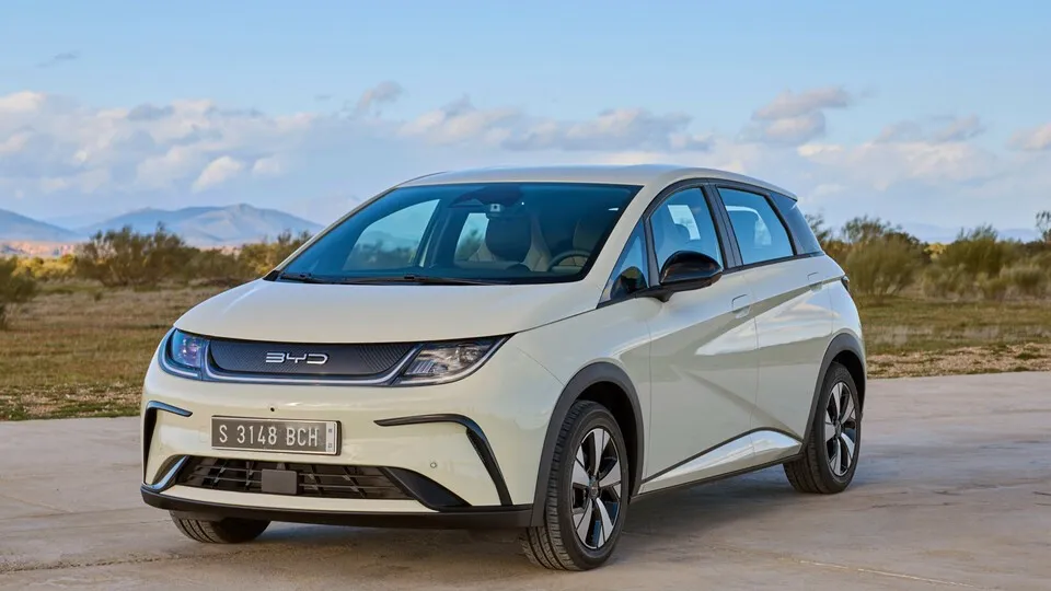 E-Autos sind teuer? Der BYD Dolphin startet bei 31.000 Euro und damit auf dem Niveau eines Basis-Golf.