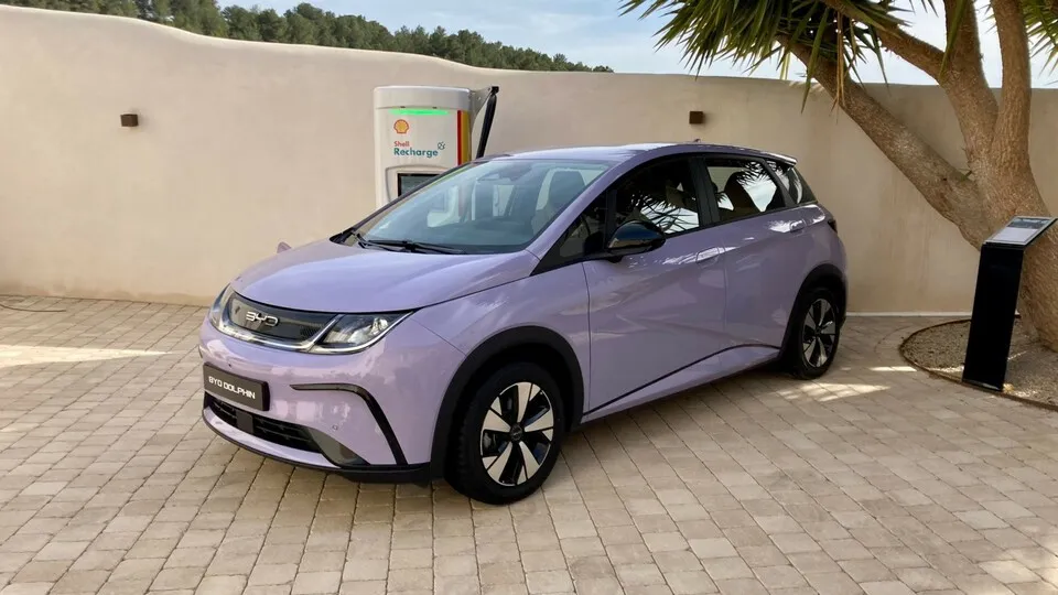 BYD Dolphin: Der 4.29 Meter lange Elektro-Kompakte ist ab Sommer bestellbar, die ersten Exemplare rollen Ende des Jahres nach Deutschland.
