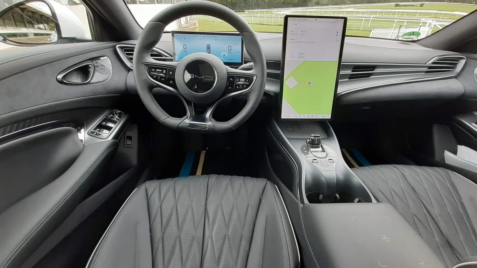 Stilsicher im Innenraum, mit riesigem, um 90 Grad drehbaren Touchscreen. Das ist ein typisches BYD-Feature.