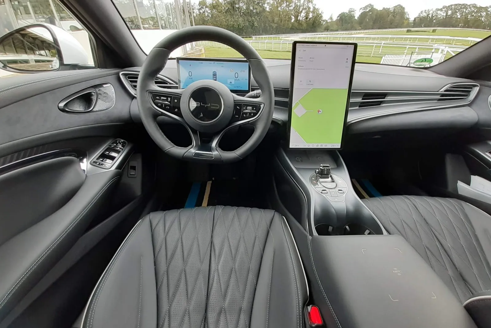 Stilsicher im Innenraum, mit riesigem, um 90 Grad drehbaren Touchscreen. Das ist ein typisches BYD-Feature.