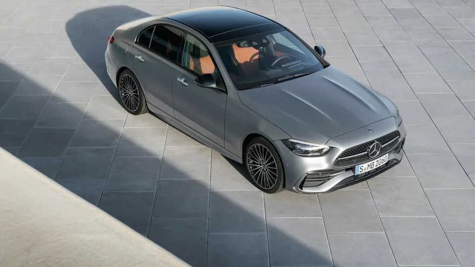Die neue Mercedes C-Klasse entwickelt sich optisch eher evolutionär weiter. Unter dem Blech hat sie es aber in sich.