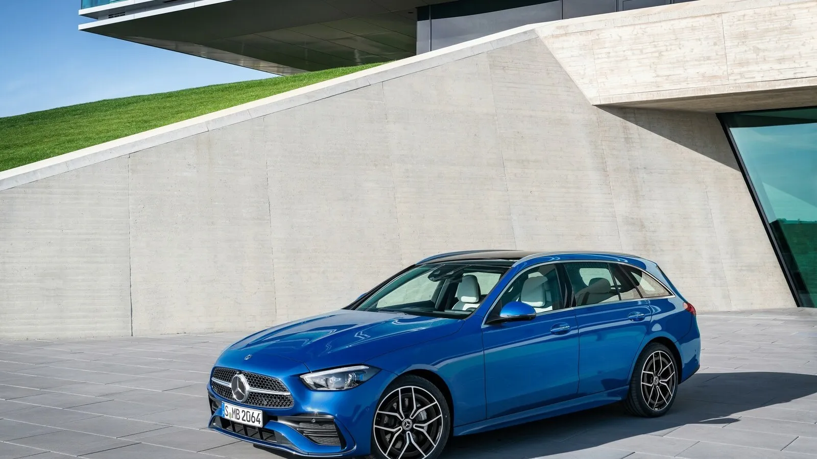 Zusammen mit der Limousine hat Mercedes auch die Neuauflage des C-Klasse T-Modells vorgestellt.