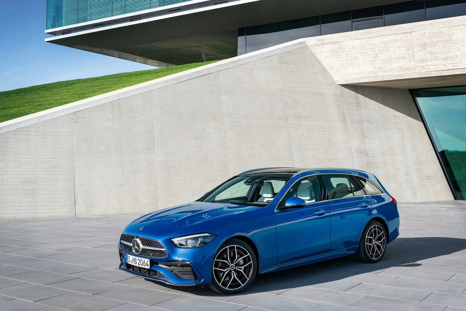 Zusammen mit der Limousine hat Mercedes auch die Neuauflage des C-Klasse T-Modells vorgestellt.