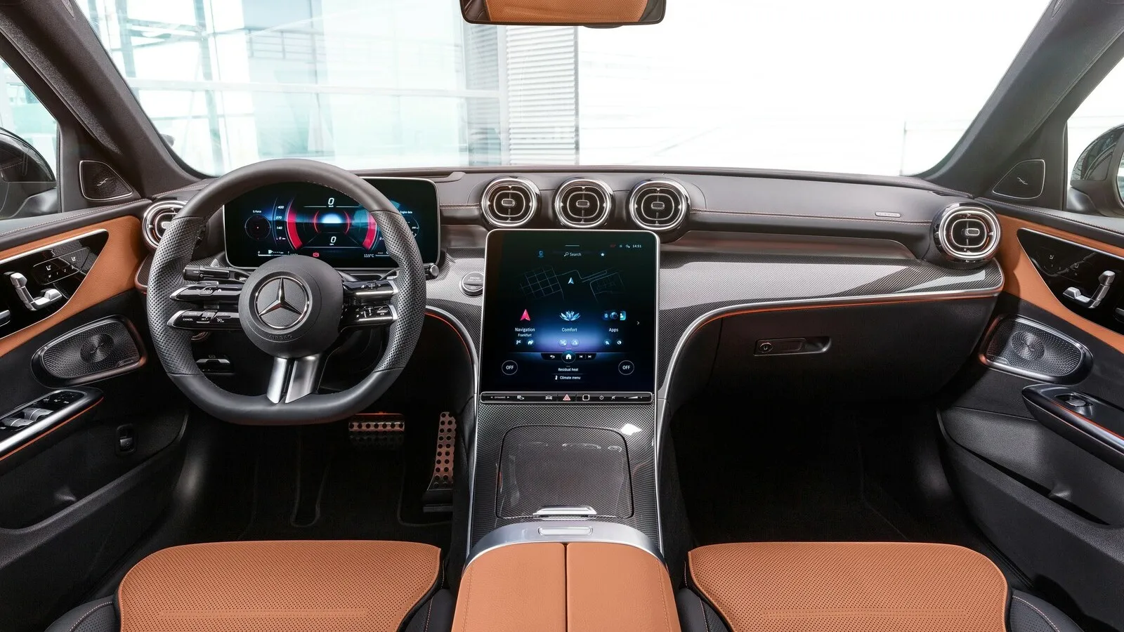 Im Interieur der neuen C-Klasse hat sich deutlich mehr getan: Der Touchscreen in der Mittelkonsole ist wie in der S-Klasse vertikal ausgerichtet, optional ist er bis zu 30,2 Zoll groß.