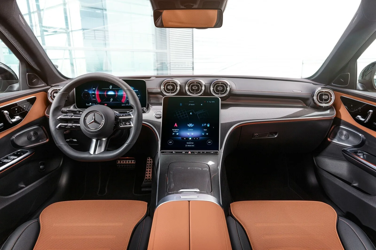 Im Interieur der neuen C-Klasse hat sich deutlich mehr getan: Der Touchscreen in der Mittelkonsole ist wie in der S-Klasse vertikal ausgerichtet, optional ist er bis zu 30,2 Zoll groß.
