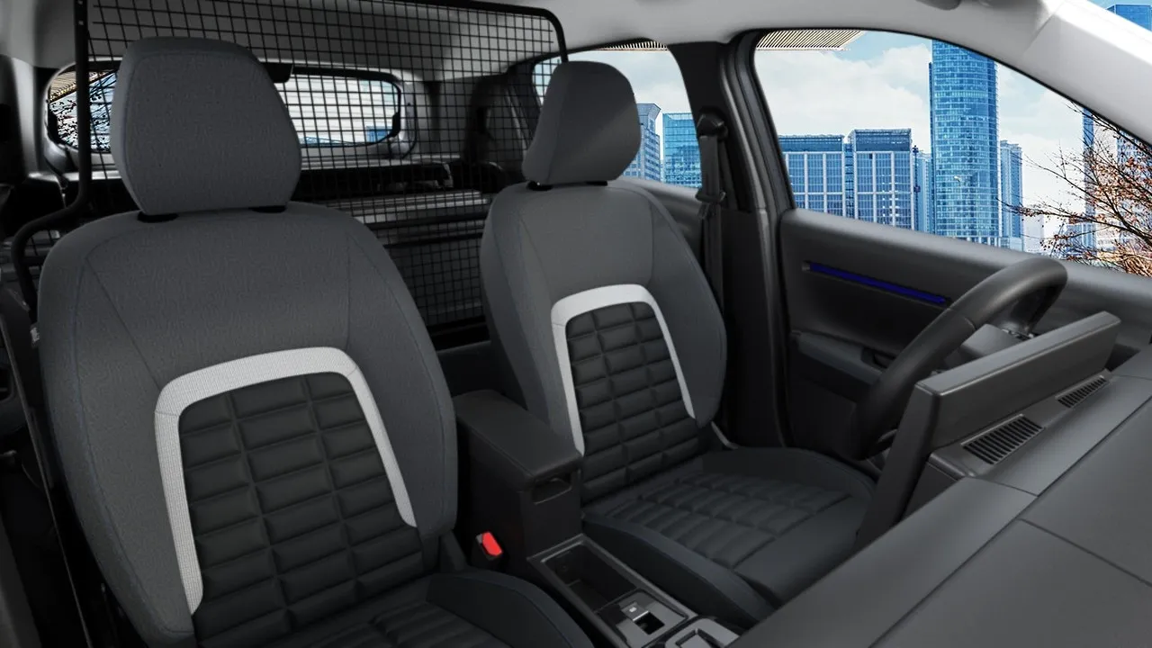 C3-Van-Sitze: Im  Citroën ë-C3 Van gibt es lediglich die beiden Vordersitze. Dahinter ist ein festes Trennnetz montiert.