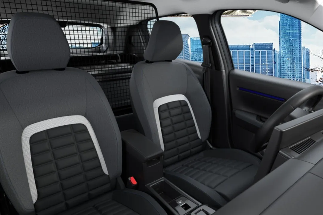 C3-Van-Sitze: Im  Citroën ë-C3 Van gibt es lediglich die beiden Vordersitze. Dahinter ist ein festes Trennnetz montiert.