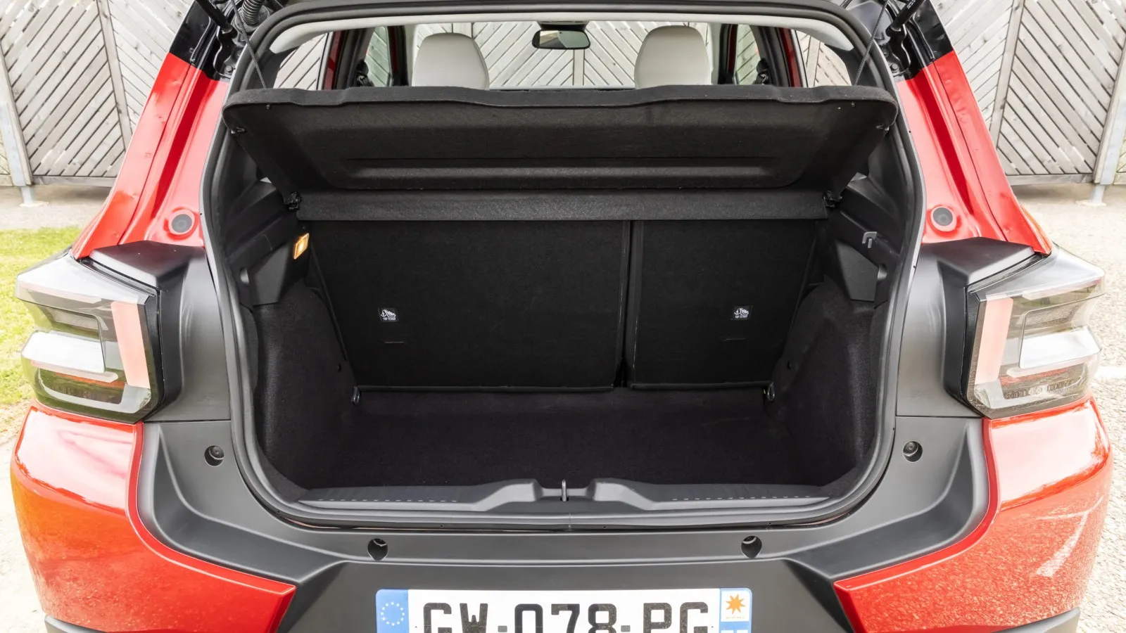 Der Kofferraum des elektrischen Citroën ë-C3 fasst 310 Liter. Allerdings muss eine hohe Ladekante zum Be- und Entladen überwunden werden.