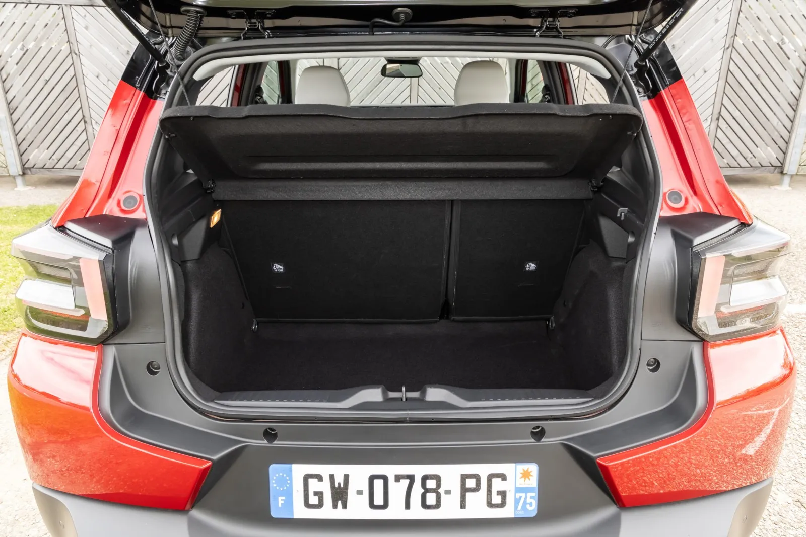 Der Kofferraum des elektrischen Citroën ë-C3 fasst 310 Liter. Allerdings muss eine hohe Ladekante zum Be- und Entladen überwunden werden.