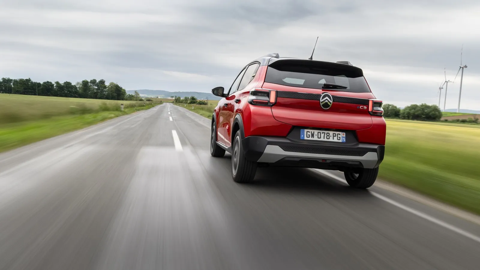 Das Heck des  Citroën ë-C3 ist muskulös gezeichnet.