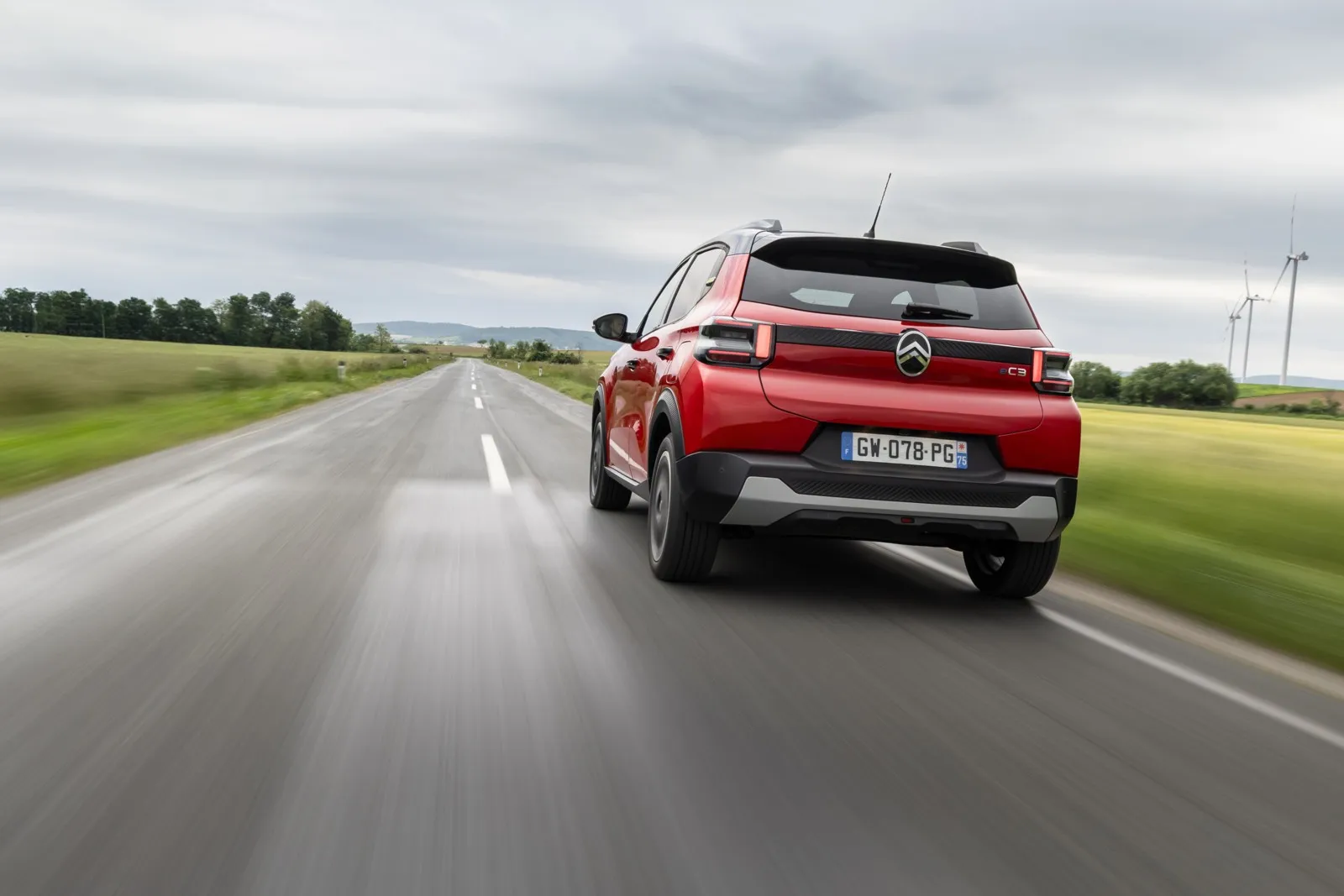Das Heck des  Citroën ë-C3 ist muskulös gezeichnet.