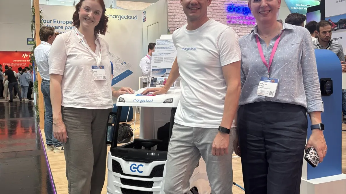 Leonie Bosch (links) spricht stellvertretend für fuhrpark.de mit Katharina Hampe (rechts) – PR Manager bei Chargecloud. Auch vertreten am Messestand ist Geschäftsführer Markus Bach.
