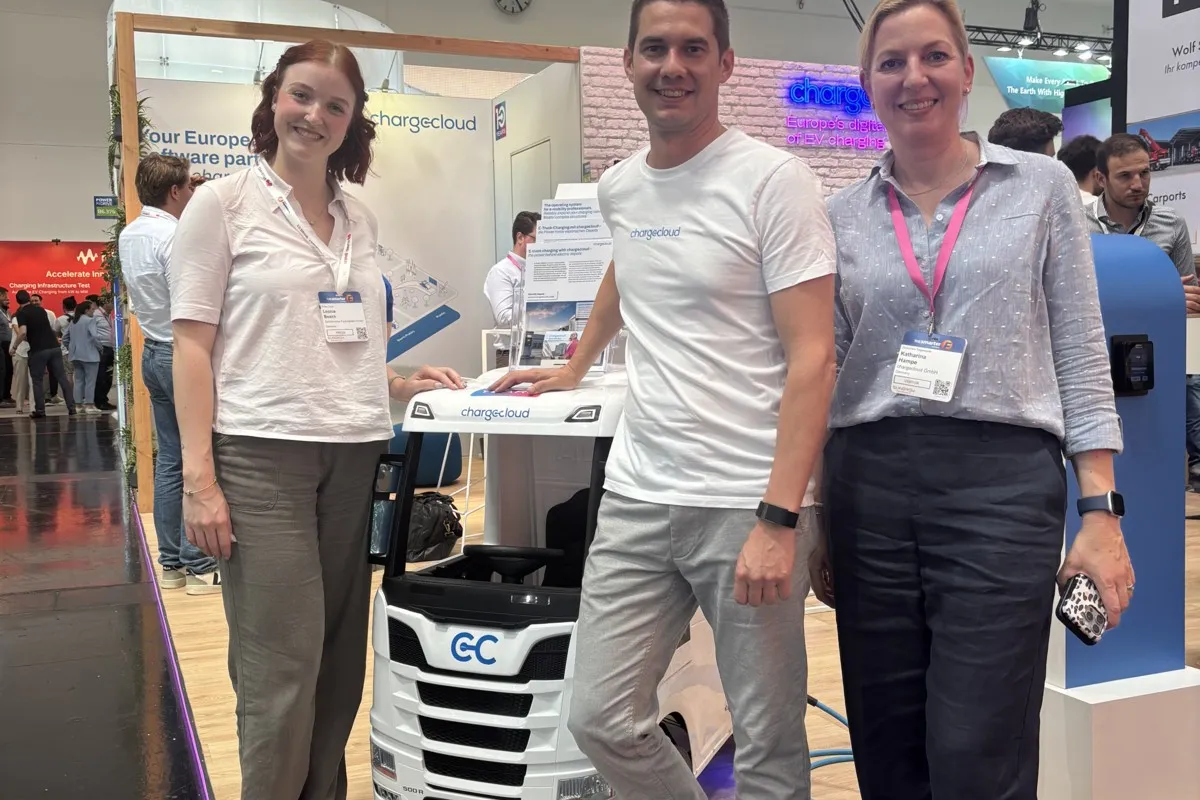 Leonie Bosch (links) spricht stellvertretend für fuhrpark.de mit Katharina Hampe (rechts) – PR Manager bei Chargecloud. Auch vertreten am Messestand ist Geschäftsführer Markus Bach.