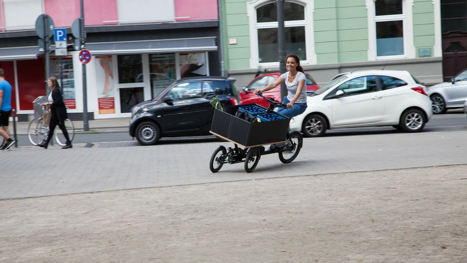 Dreiräder erlauben größere Lasten, doch sind sie meist etwas sperrig. Dagegen helfen kann Neigungstechnik wie bei dem Chike Cargo