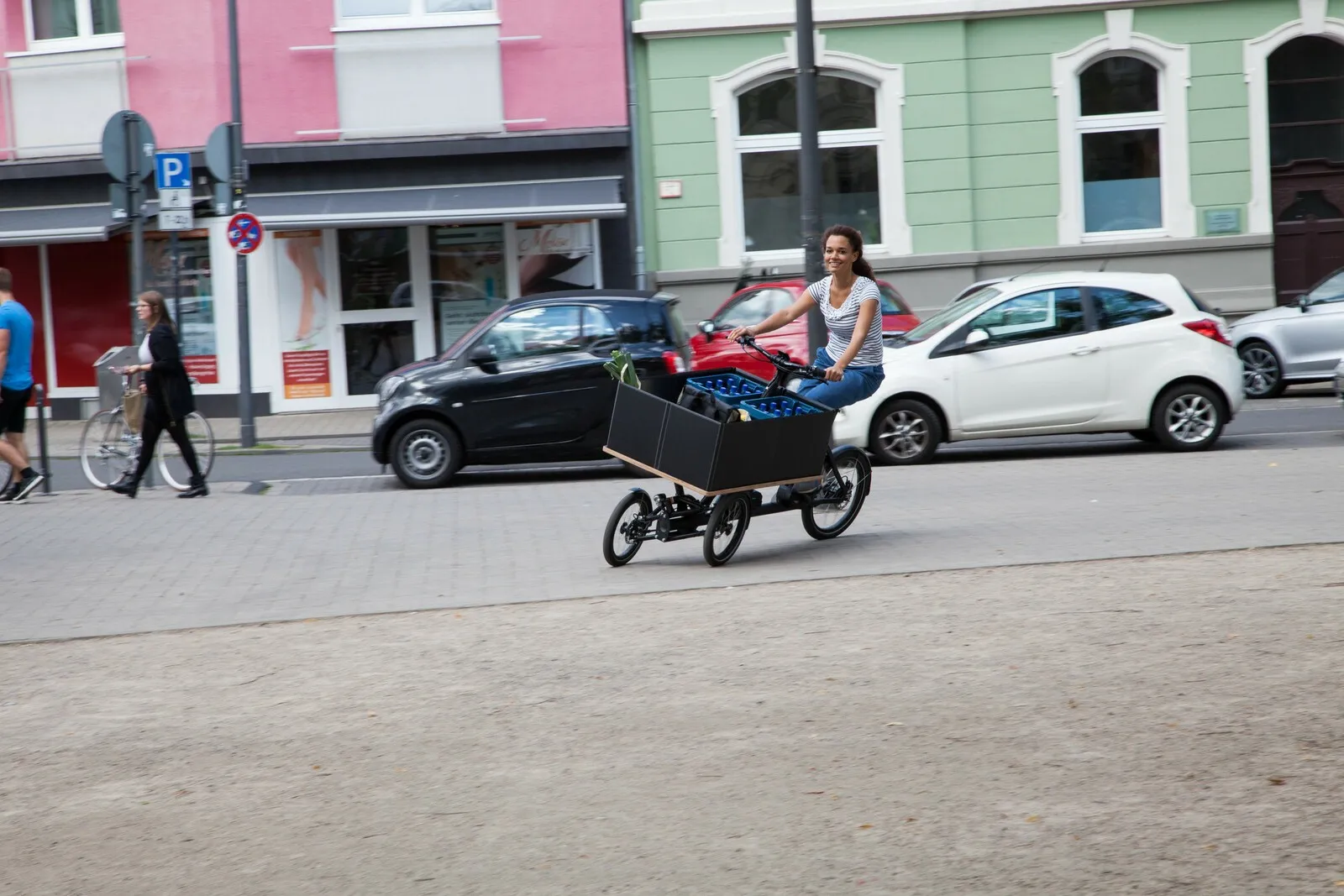 Dreiräder erlauben größere Lasten, doch sind sie meist etwas sperrig. Dagegen helfen kann Neigungstechnik wie bei dem Chike Cargo