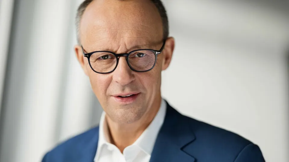 Ob Porsche 911, Mercedes S-Klasse oder Tesla Model S – Friedrich Merz soll auf Luxus und Leistung setzen. In seiner Garage finden sich Fahrzeuge, die von seiner Vorliebe für Prestige und Fahrspaß zeugen.