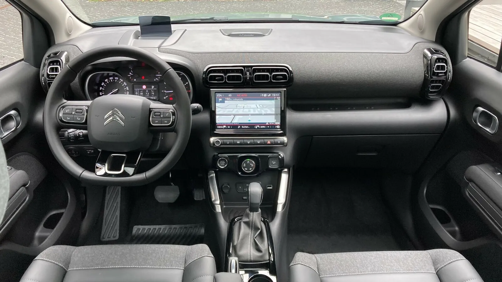 Auch das Interieur ist bekannt. Allerdings gibt es nun einen maximal 9 Zoll großen Touchscreen.