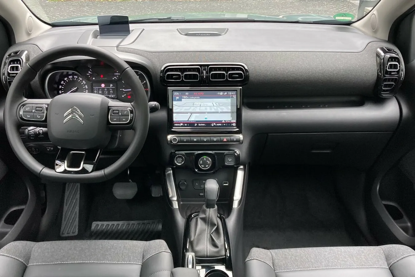 Auch das Interieur ist bekannt. Allerdings gibt es nun einen maximal 9 Zoll großen Touchscreen.