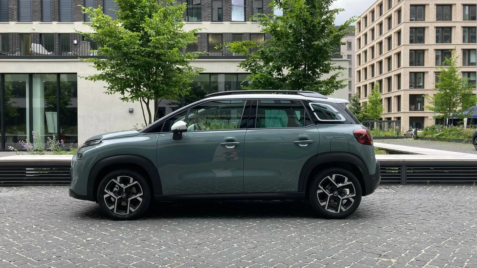 Die Seitenlinie zeigt das C3-Aircross-Konzept sehr gut: Ein Crossover aus Van und SUV.