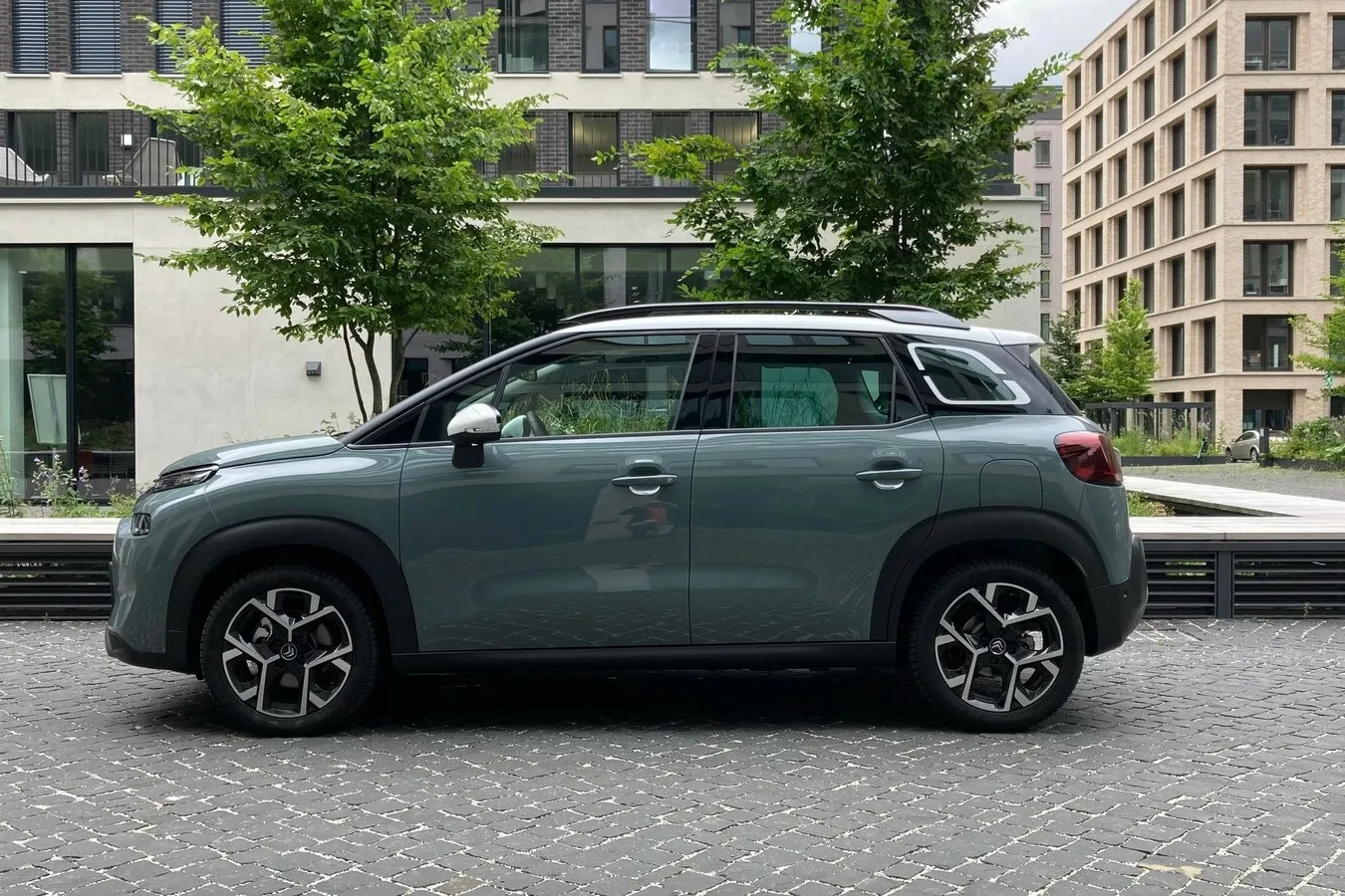 Die Seitenlinie zeigt das C3-Aircross-Konzept sehr gut: Ein Crossover aus Van und SUV.