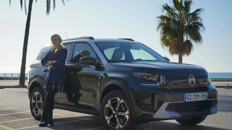 Unsere Kollegin Jasmin Apitzsch-Krause testet den Citroën C3 Aircross in Barcelona: Charmant, komfortabel und alltagstauglich – besonders die elektrische Variante punktet mit Laufruhe und souveränem Antritt. Ein SUV mit Charakter statt Sportlichkeit.