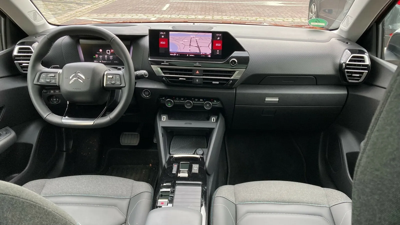 Ab der zweiten Variante Feel sind 5,5-Zoll-Digitalinstrumente und ein 10-Zoll-Touchscreen Serie.