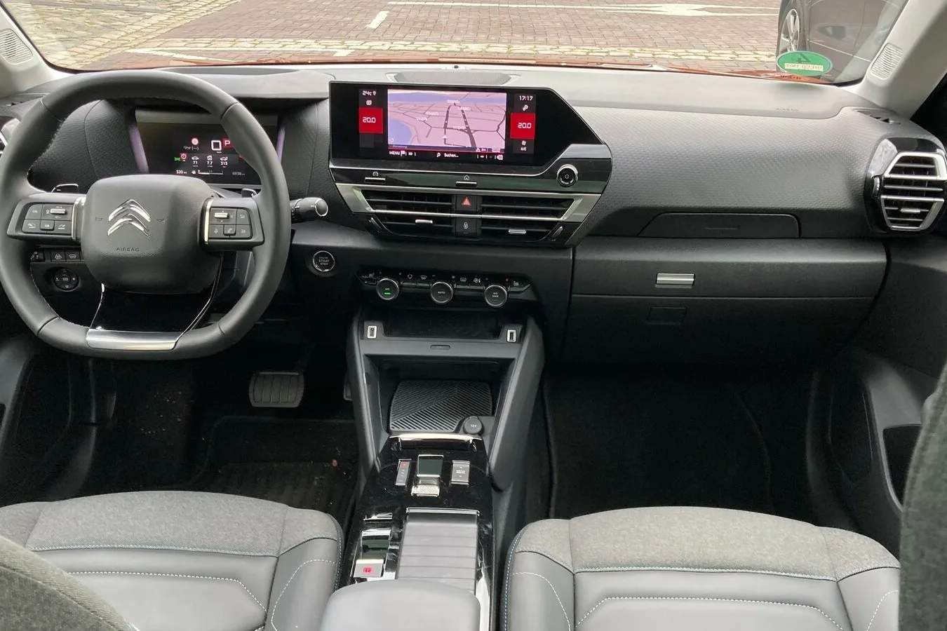Ab der zweiten Variante Feel sind 5,5-Zoll-Digitalinstrumente und ein 10-Zoll-Touchscreen Serie.