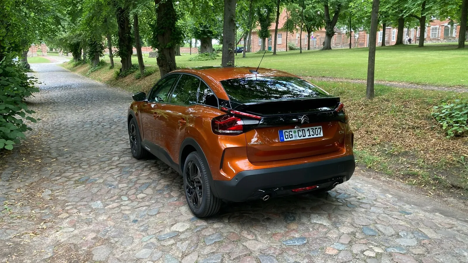 Hohe C4-Heck mit geteilter Rückscheibe.