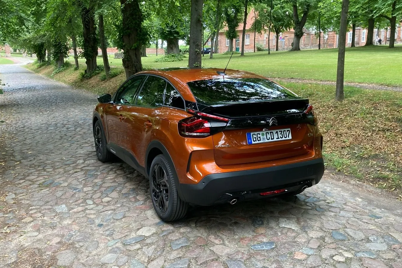 Hohe C4-Heck mit geteilter Rückscheibe.