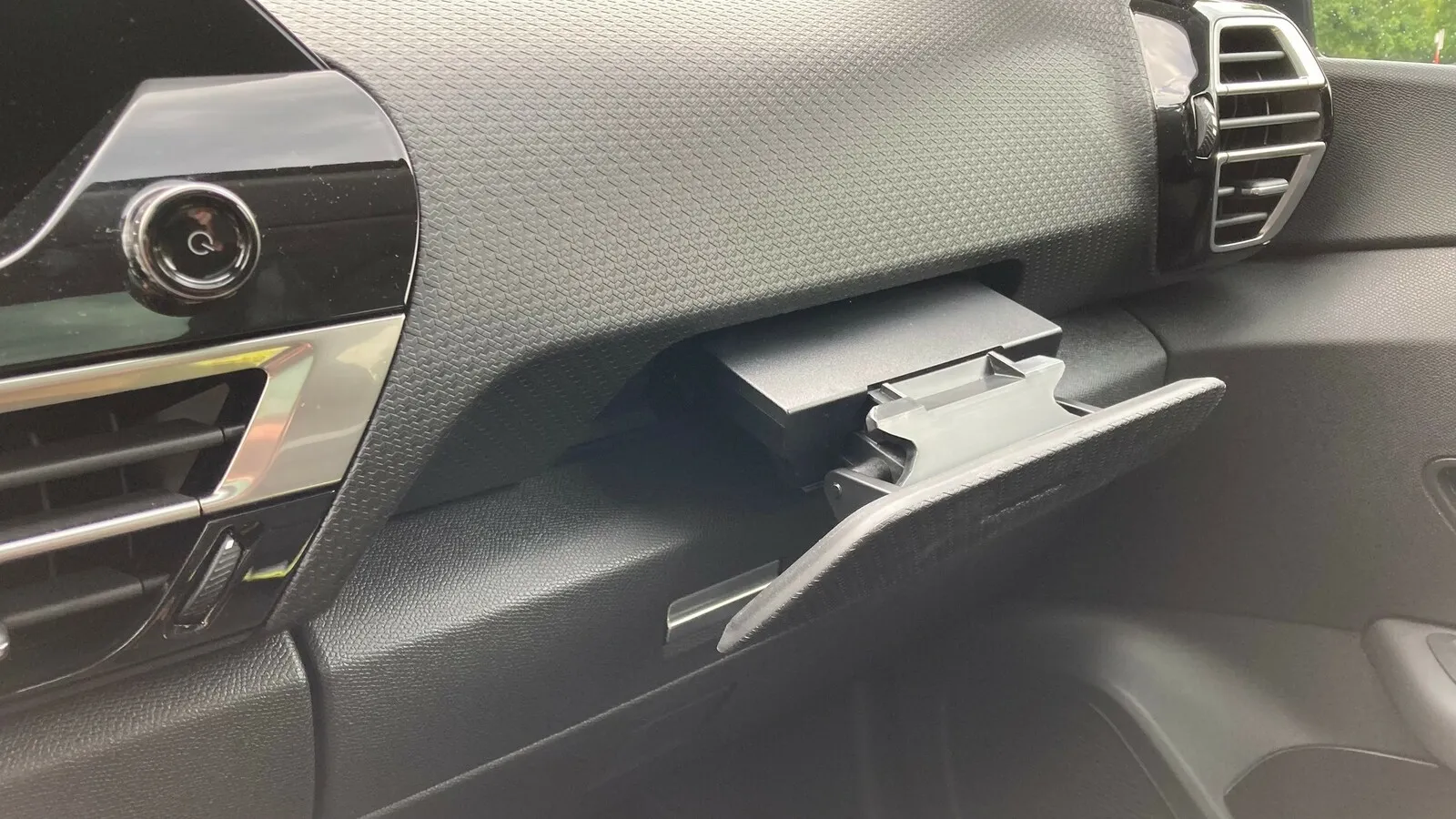 Pfiffiges Innenraum-Detail ist der Tablet-Halter für den Beifahrer.