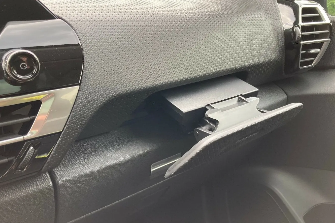 Pfiffiges Innenraum-Detail ist der Tablet-Halter für den Beifahrer.