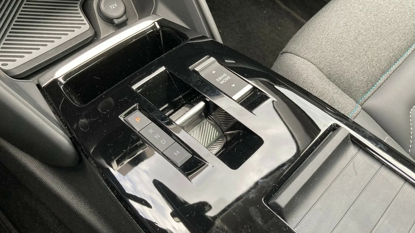 Moderne Schaltkulisse der EAT8-Achtgang-Automatik. Staub und Schmutz werden schnell sichtbar.