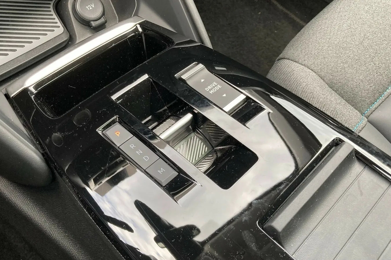 Moderne Schaltkulisse der EAT8-Achtgang-Automatik. Staub und Schmutz werden schnell sichtbar.